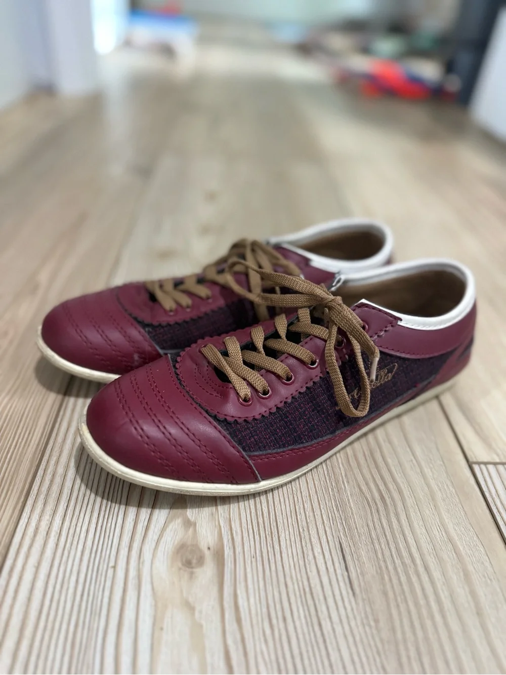 Art Bella Burgundy Tweed Lace Up Sneakers Women's Size 7.5‎ Vintage Style